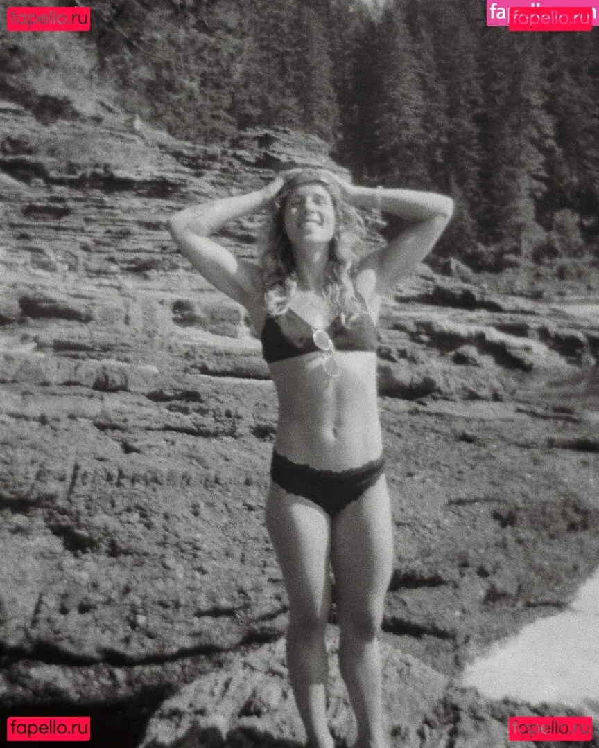 Emily Bett Rickards Onlyfans Photo Gallery 