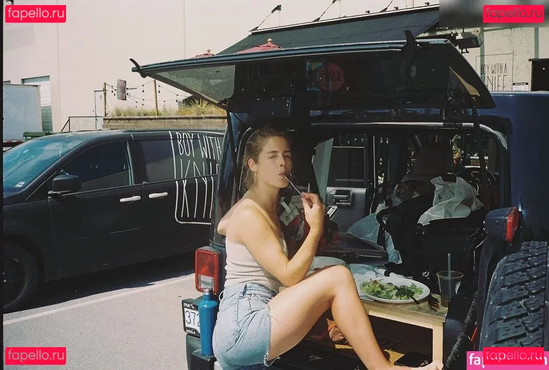 Emily Bett Rickards Onlyfans Photo Gallery 