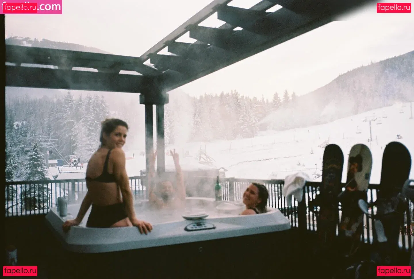 Emily Bett Rickards Onlyfans Photo Gallery 