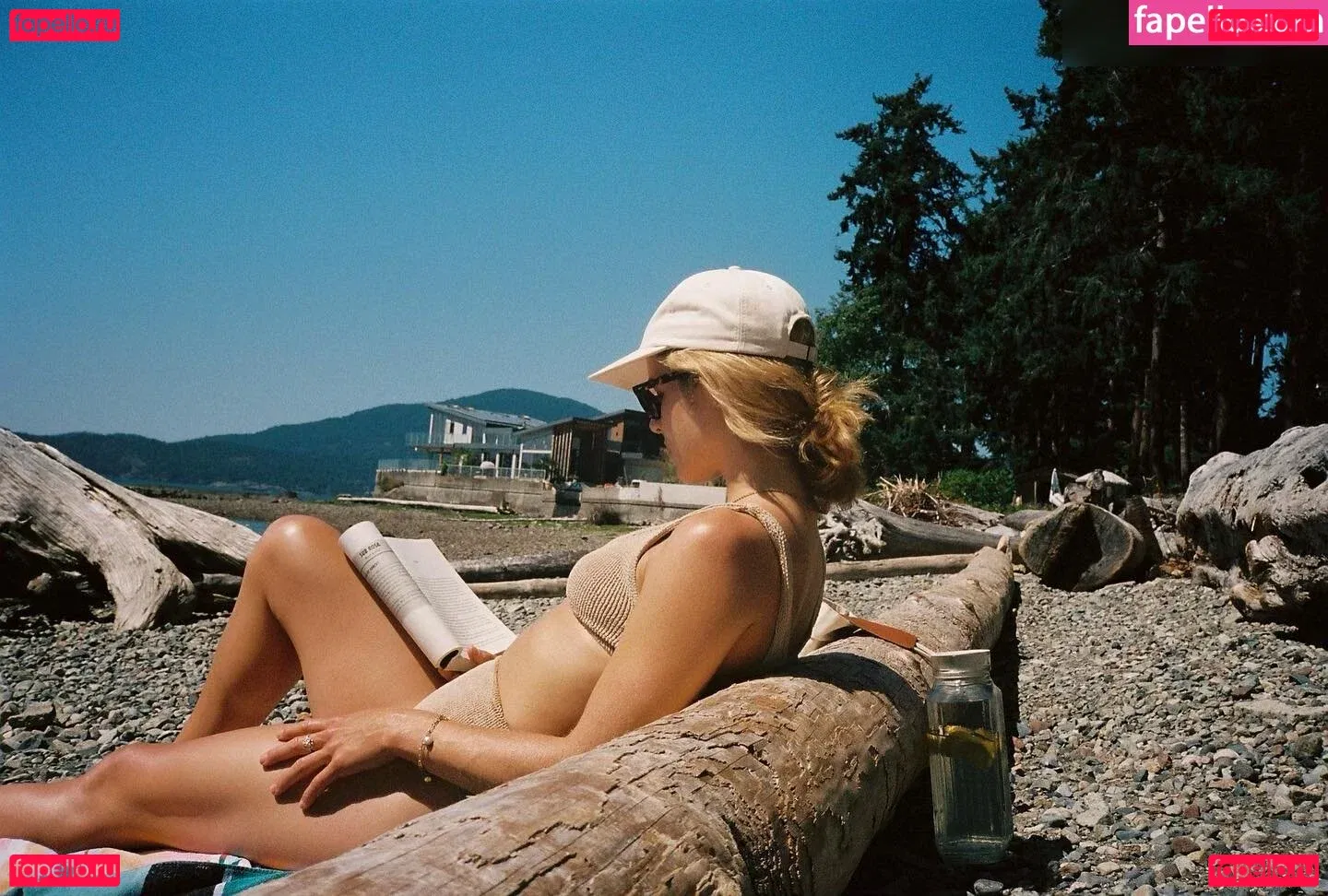 Emily Bett Rickards Onlyfans Photo Gallery 