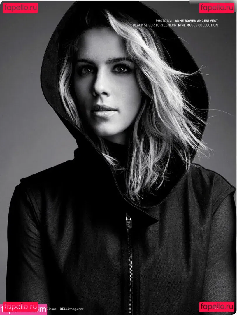 Emily Bett Rickards Onlyfans Photo Gallery 