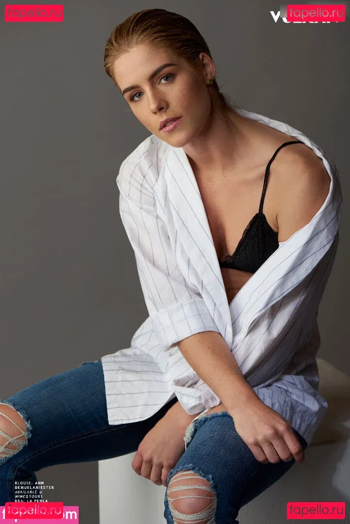 Emily Bett Rickards Onlyfans Photo Gallery 