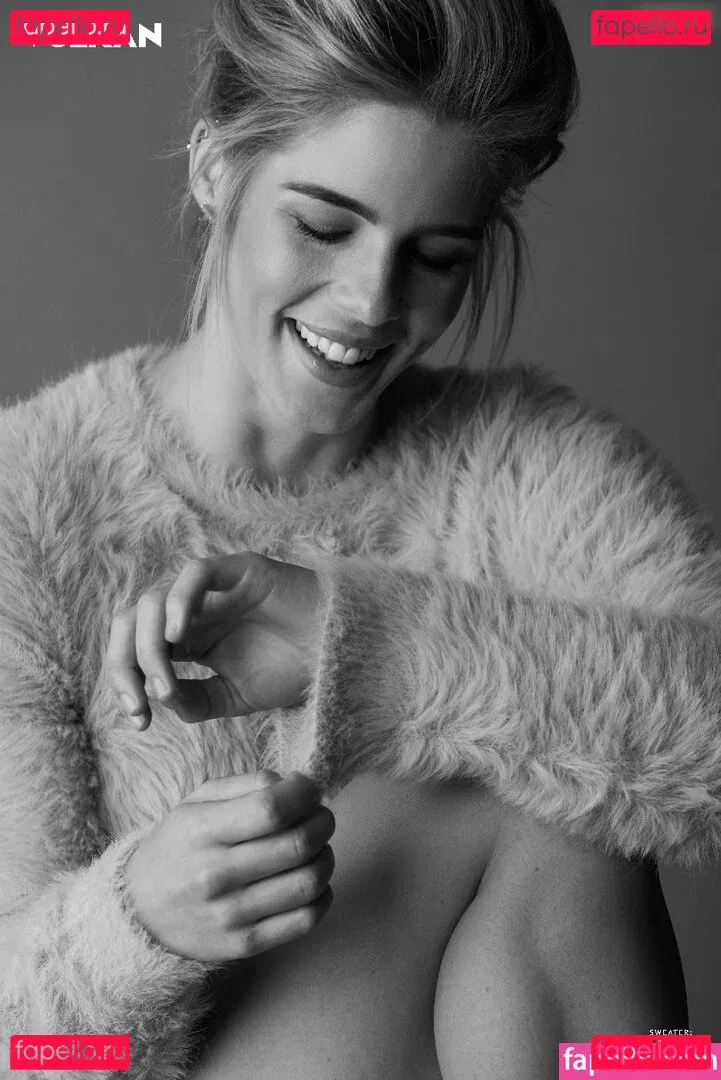 Emily Bett Rickards Onlyfans Photo Gallery 