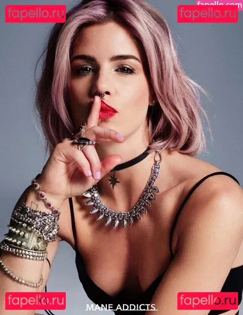 Emily Bett Rickards Onlyfans Photo Gallery 