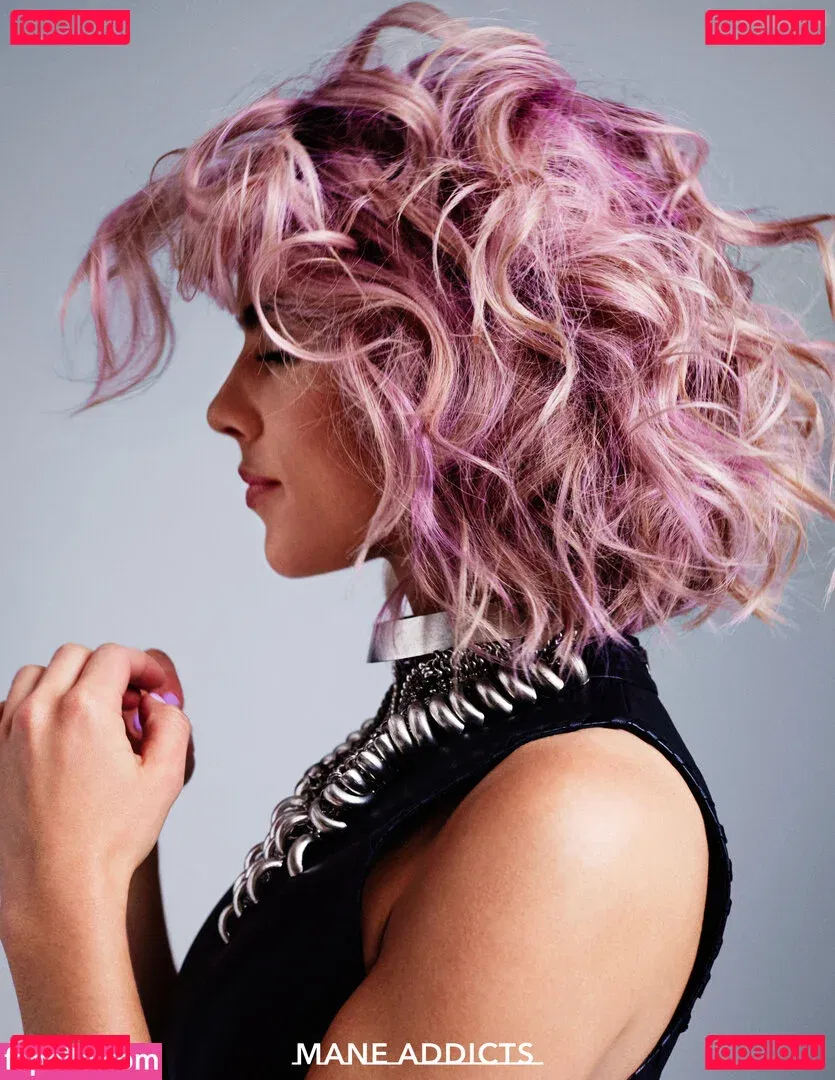 Emily Bett Rickards Onlyfans Photo Gallery 