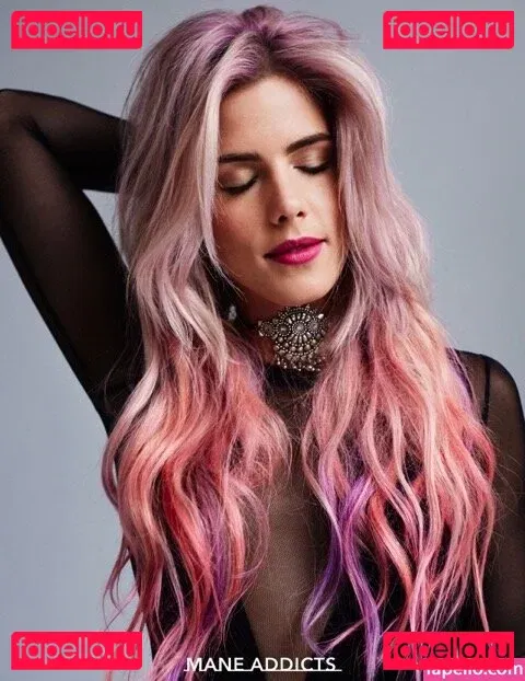 Emily Bett Rickards Onlyfans Photo Gallery 