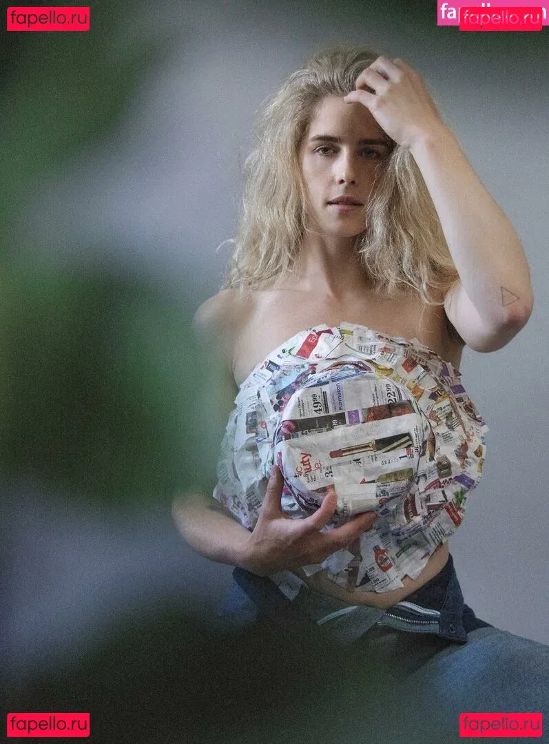 Emily Bett Rickards Onlyfans Photo Gallery 