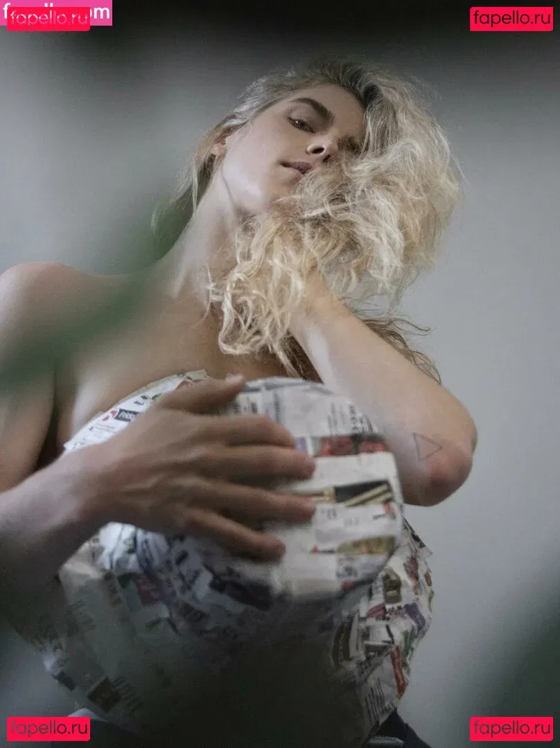 Emily Bett Rickards Onlyfans Photo Gallery 