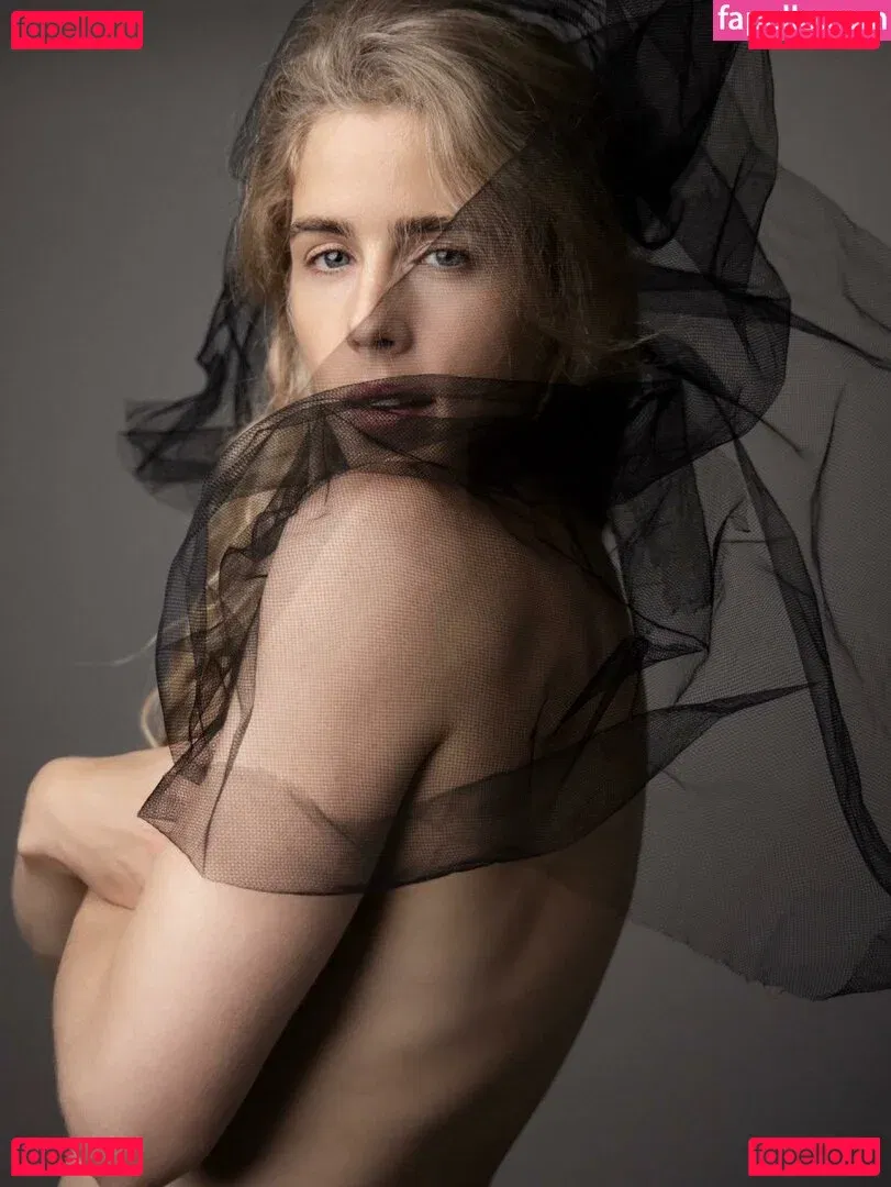 Emily Bett Rickards Onlyfans Photo Gallery 