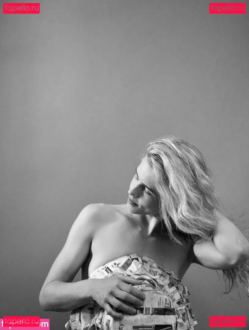 Emily Bett Rickards Onlyfans Photo Gallery 