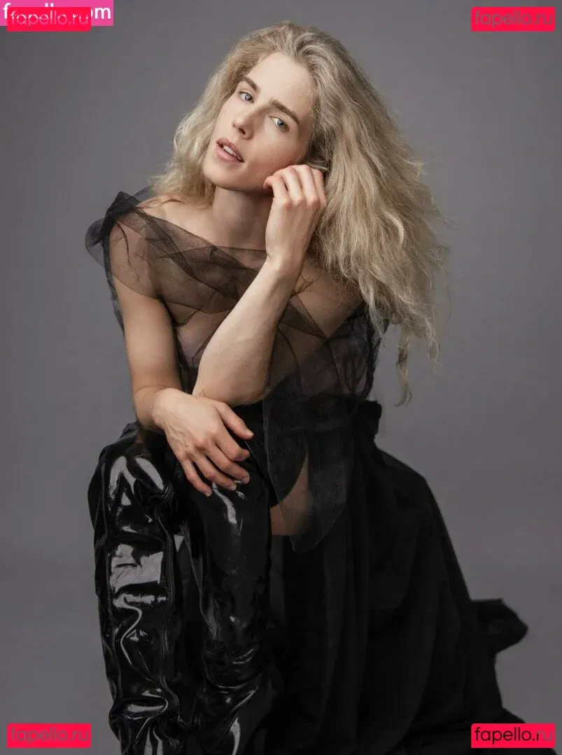 Emily Bett Rickards Onlyfans Photo Gallery 