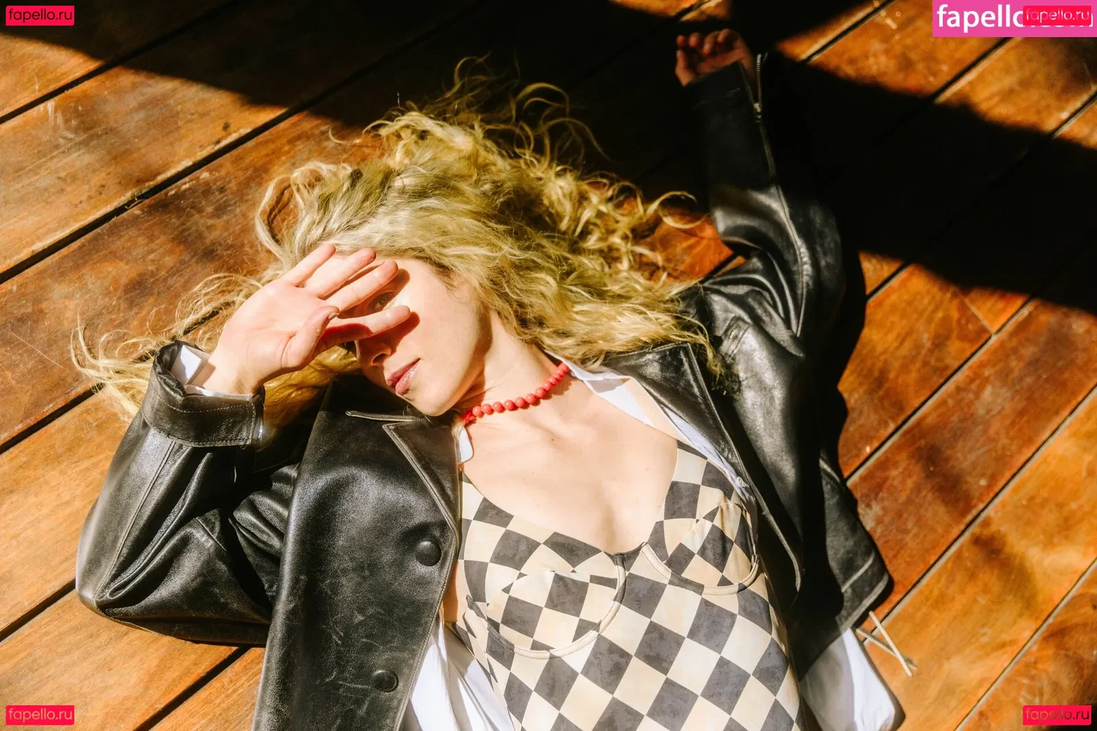 Emily Bett Rickards Onlyfans Photo Gallery 