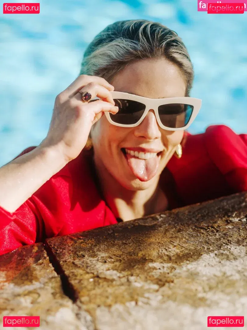 Emily Bett Rickards Onlyfans Photo Gallery 