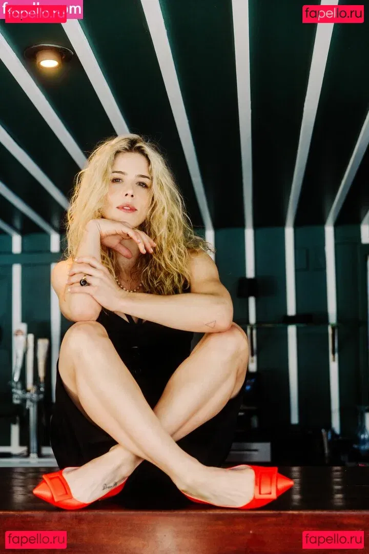 Emily Bett Rickards Onlyfans Photo Gallery 