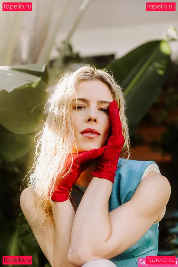 Emily Bett Rickards Onlyfans Photo Gallery 