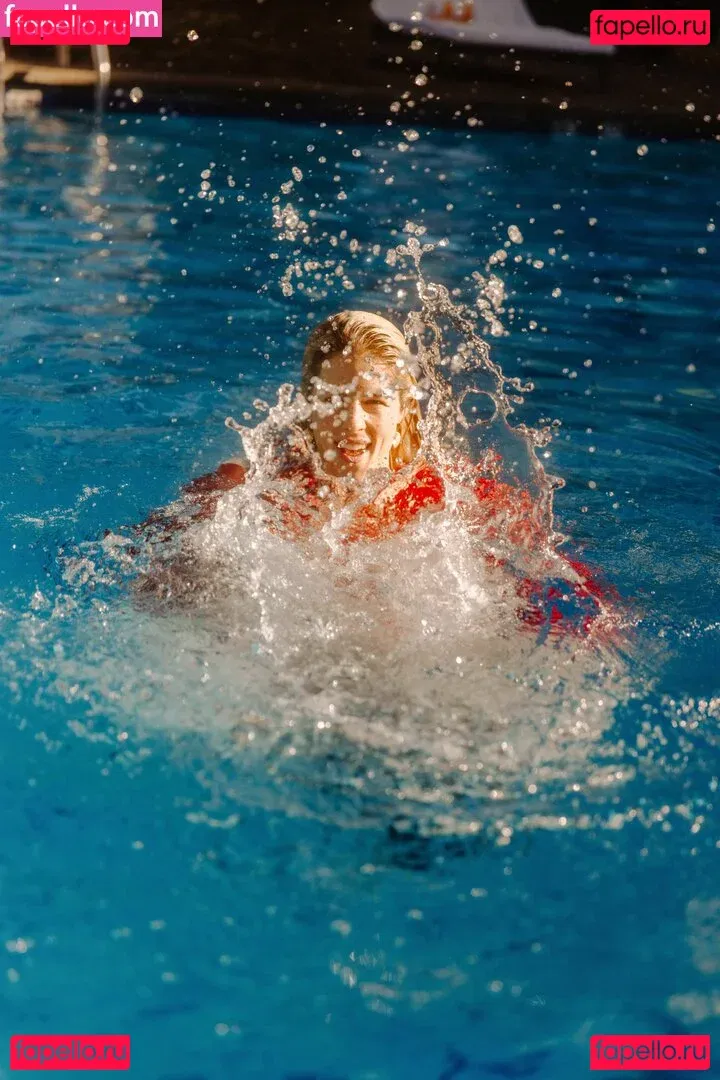 Emily Bett Rickards Onlyfans Photo Gallery 