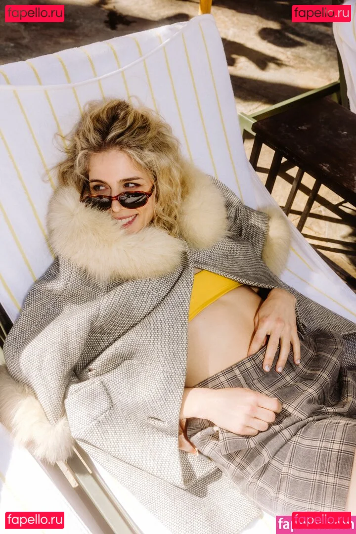 Emily Bett Rickards Onlyfans Photo Gallery 
