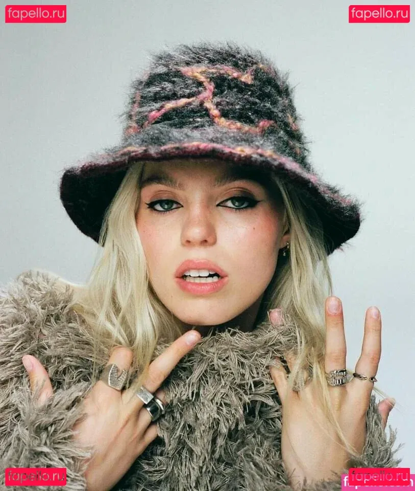 Renee Rapp Onlyfans Photo Gallery 