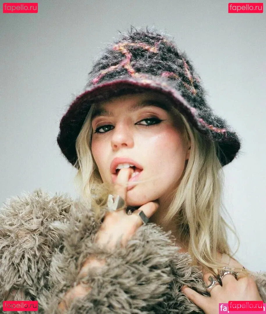 Renee Rapp Onlyfans Photo Gallery 