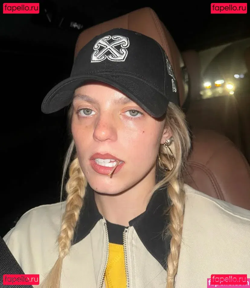 Renee Rapp Onlyfans Photo Gallery 