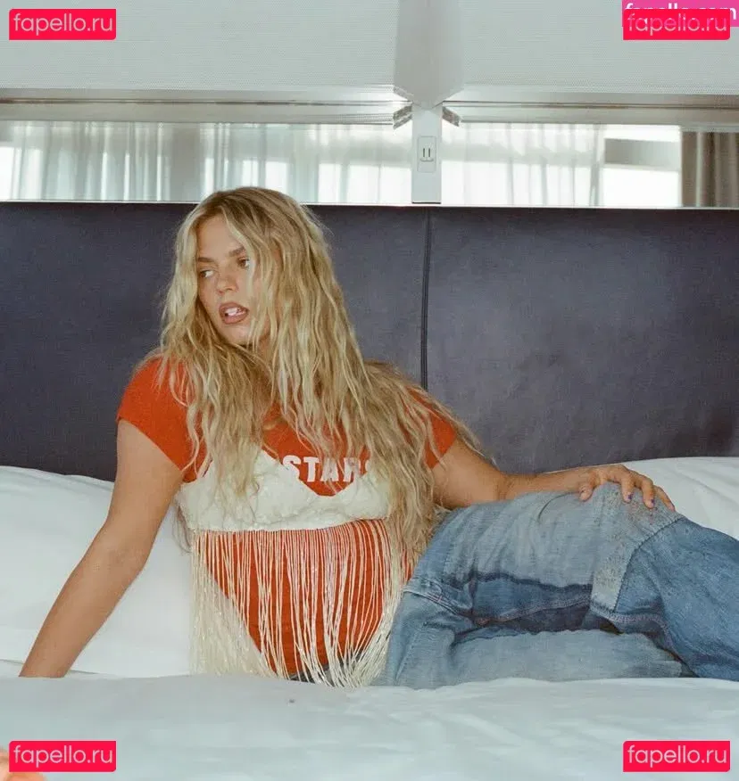 Renee Rapp Onlyfans Photo Gallery 