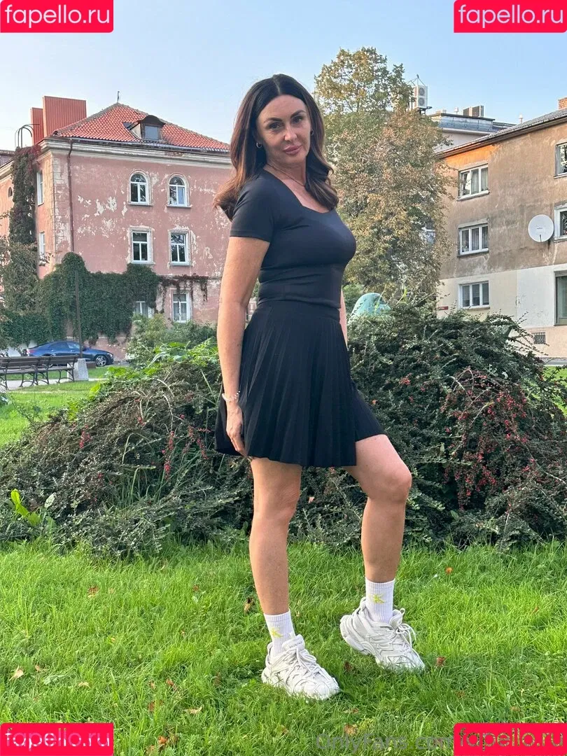 y0ur_wife Onlyfans Photo Gallery 