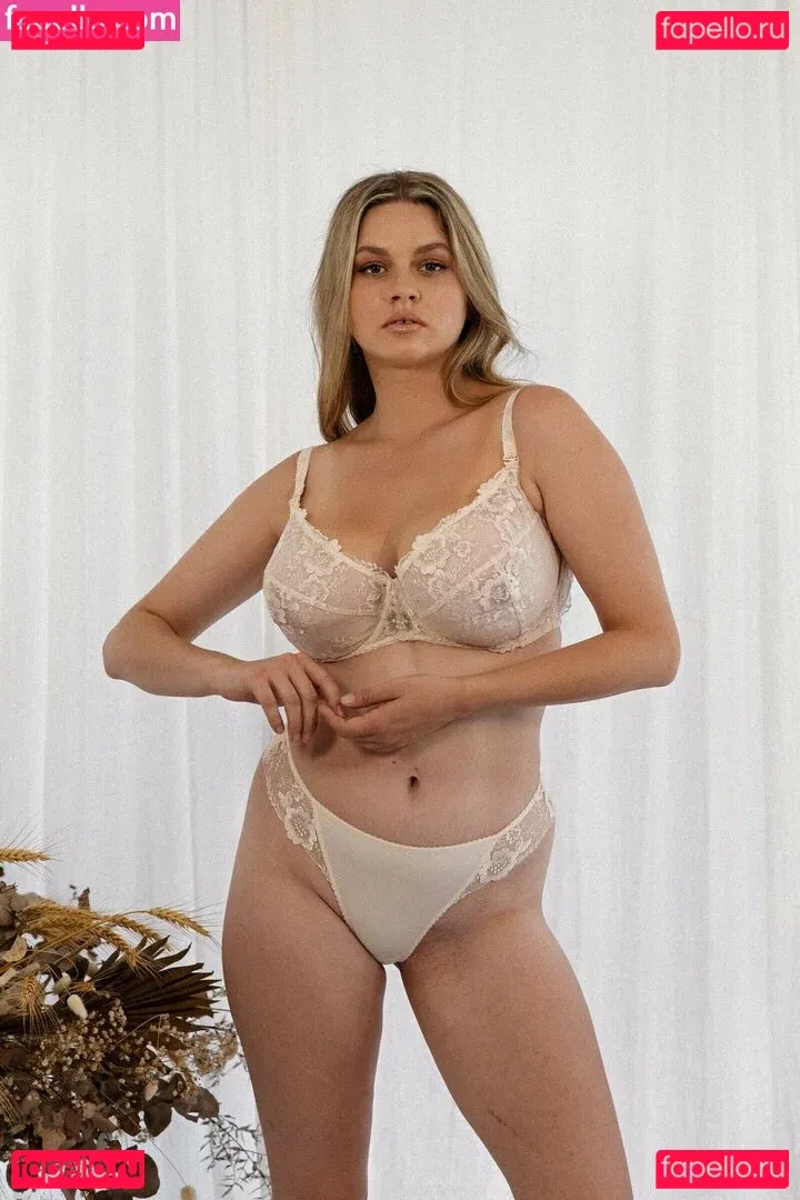 Elle Brittain Onlyfans Photo Gallery 