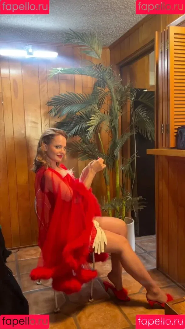 Mena Suvari Onlyfans Photo Gallery 