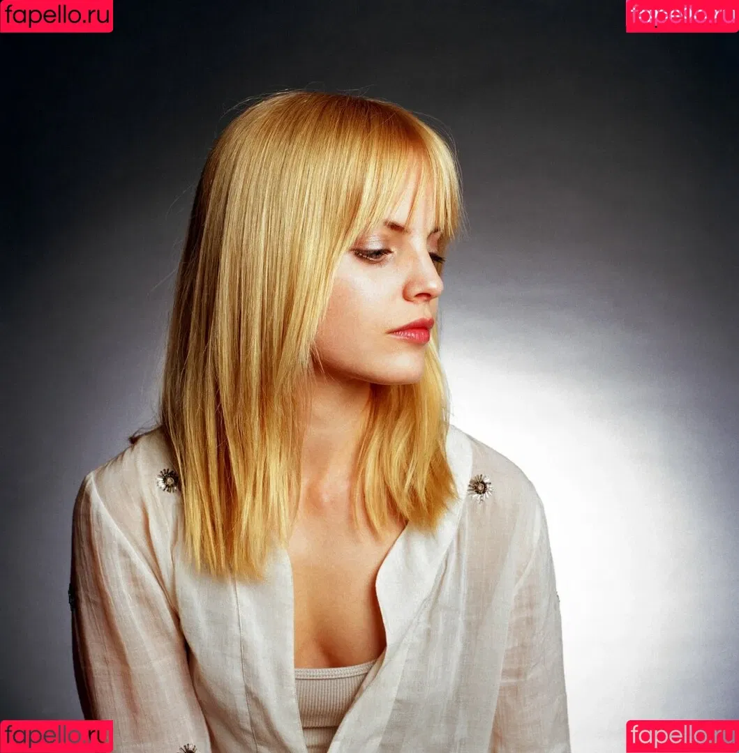 Mena Suvari Onlyfans Photo Gallery 