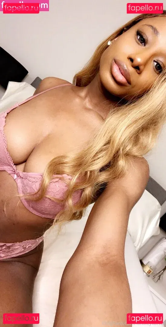 kinsleykarter Onlyfans Photo Gallery 