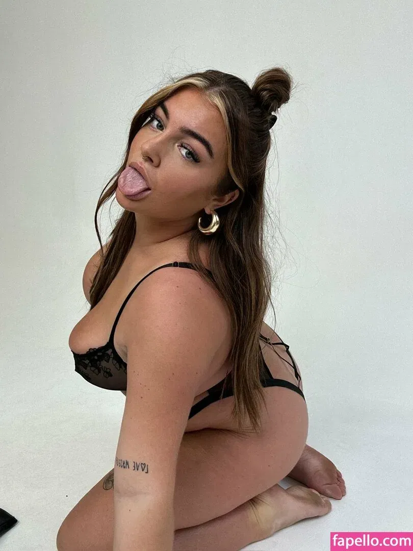 Baddybrunettexx Onlyfans Photo Gallery 