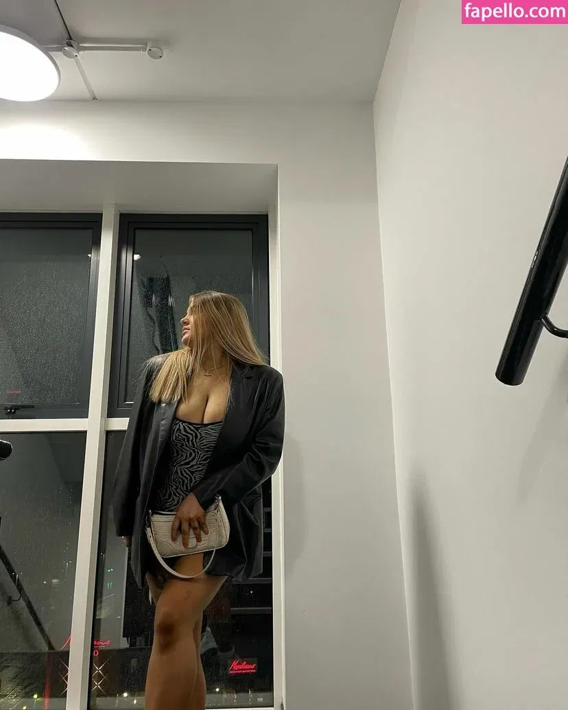 Baddybrunettexx Onlyfans Photo Gallery 