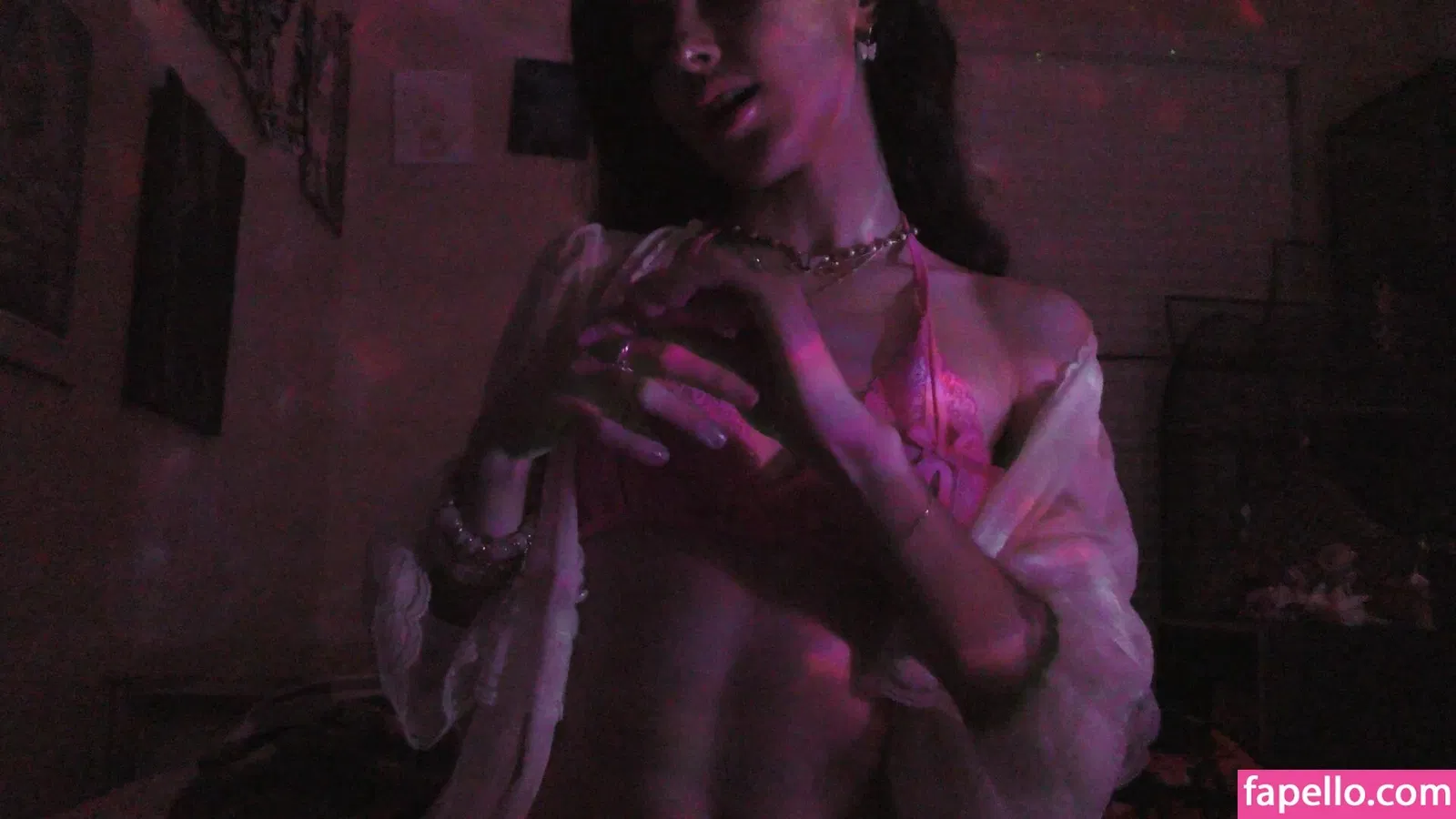 Baby Bella ASMR Onlyfans Photo Gallery 