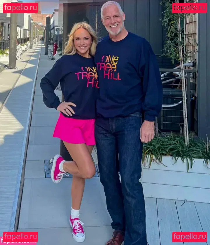 Barbara Alyn Woods Onlyfans Photo Gallery 