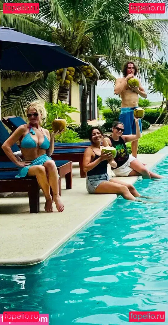 Barbara Alyn Woods Onlyfans Photo Gallery 