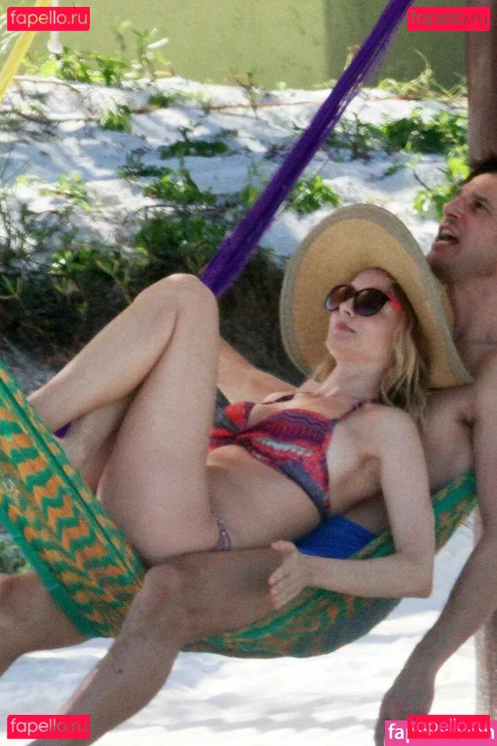 Heather Graham Onlyfans Photo Gallery 