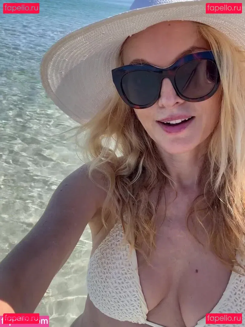 Heather Graham Onlyfans Photo Gallery 