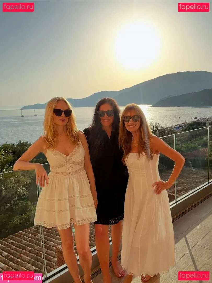 Heather Graham Onlyfans Photo Gallery 