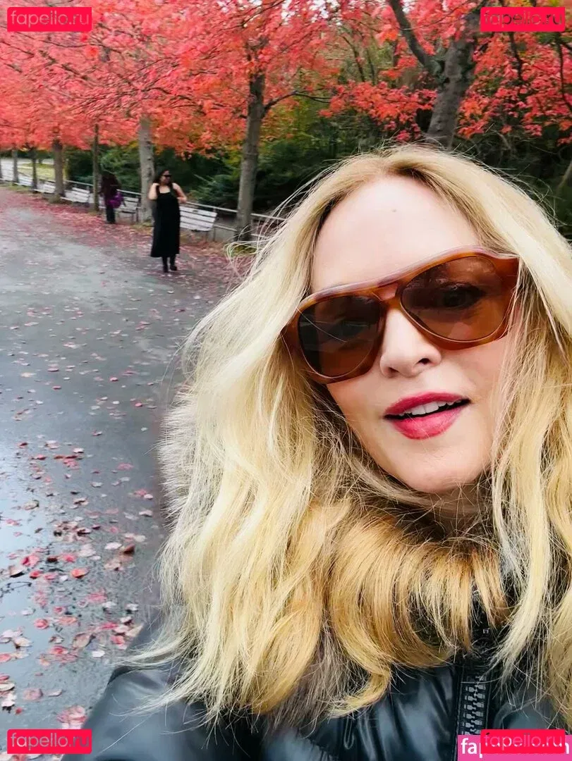 Heather Graham Onlyfans Photo Gallery 