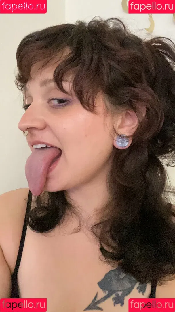 Long Tongue Fetish Onlyfans Photo Gallery 