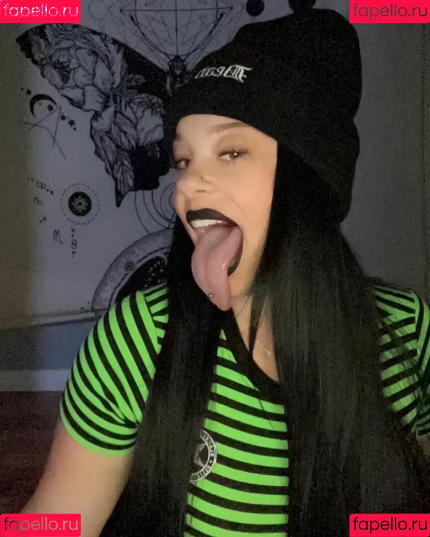 Long Tongue Fetish Onlyfans Photo Gallery 