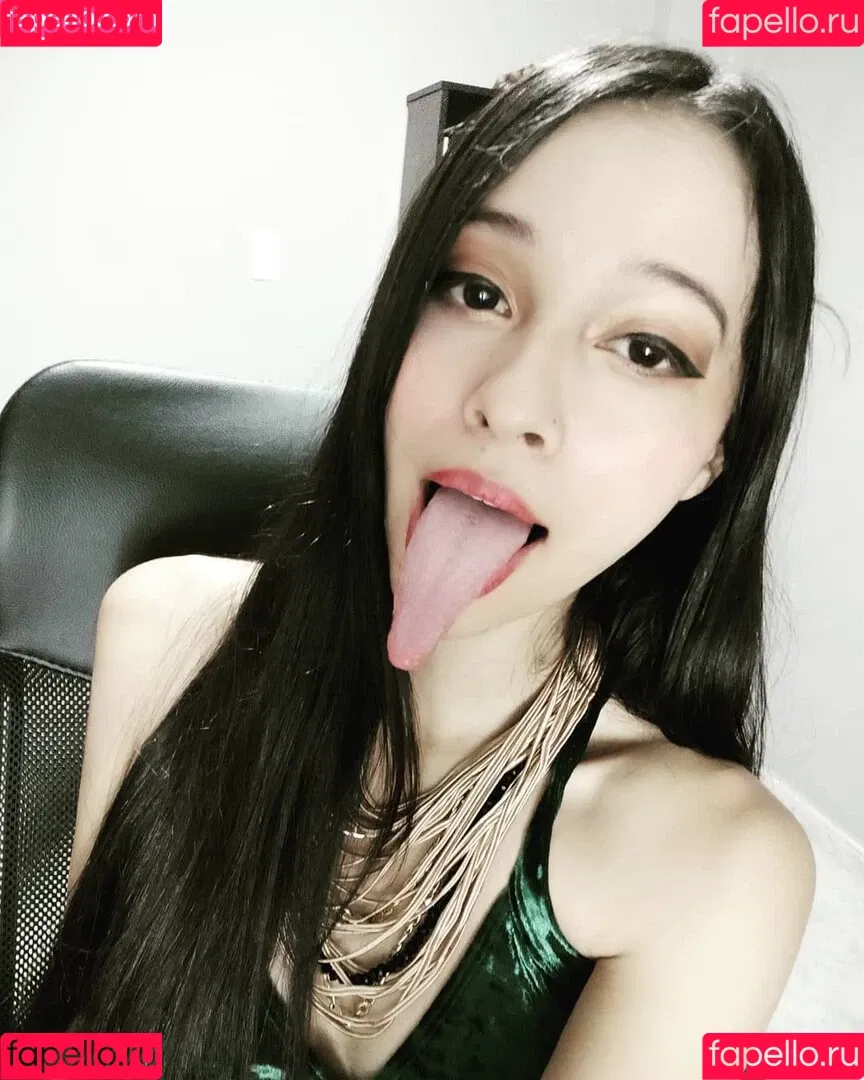 Long Tongue Fetish Onlyfans Photo Gallery 