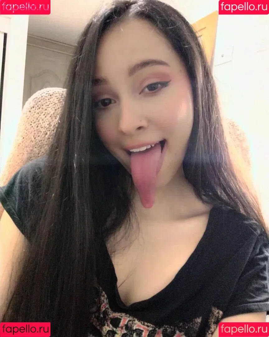Long Tongue Fetish Onlyfans Photo Gallery 
