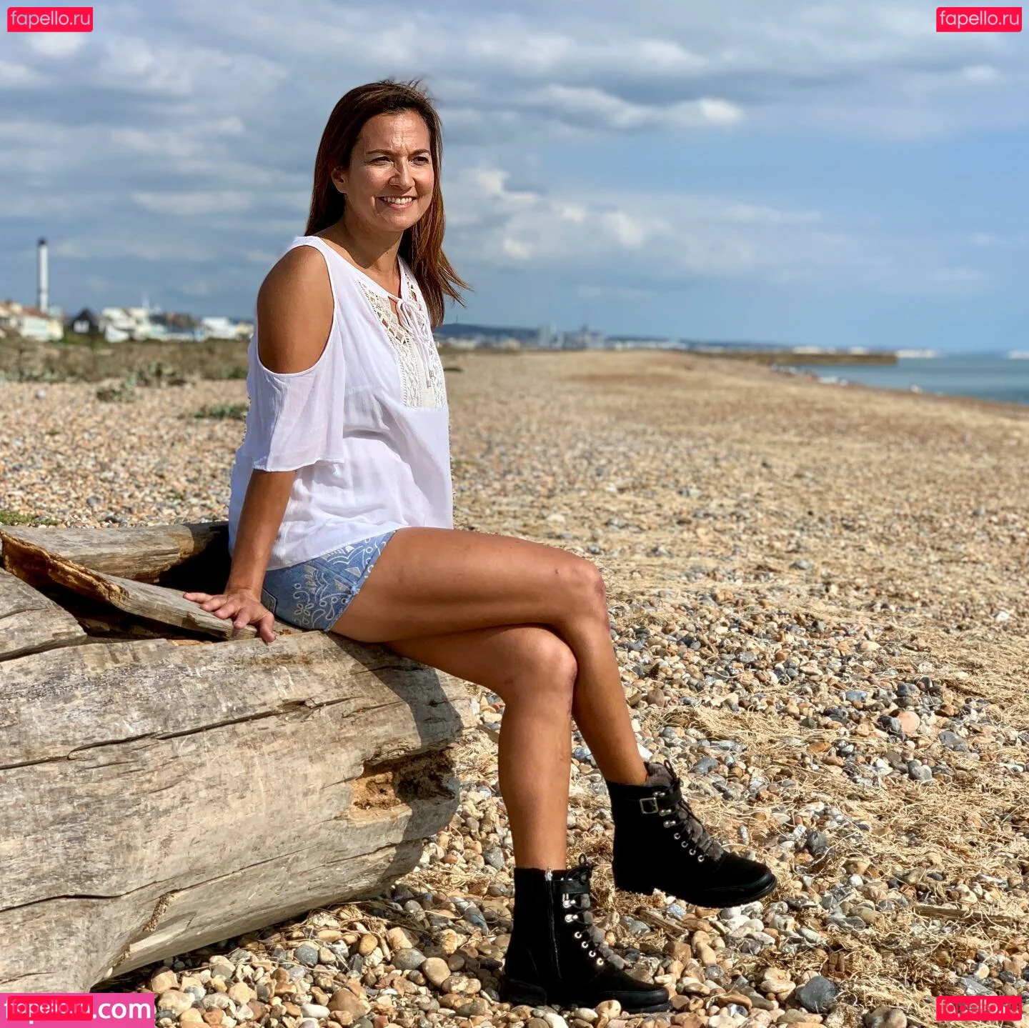 TV Shopping Presenters Onlyfans Photo Gallery 