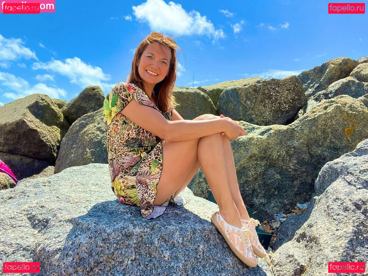 TV Shopping Presenters Onlyfans Photo Gallery 