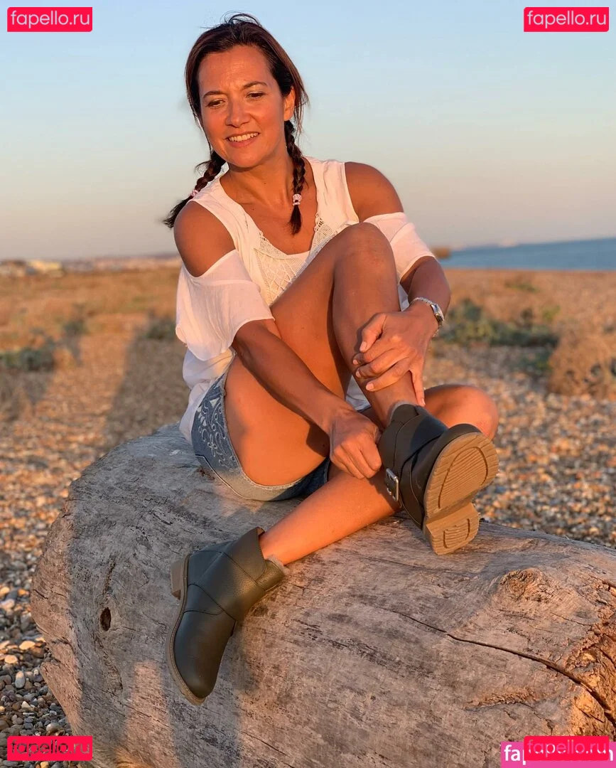 TV Shopping Presenters Onlyfans Photo Gallery 