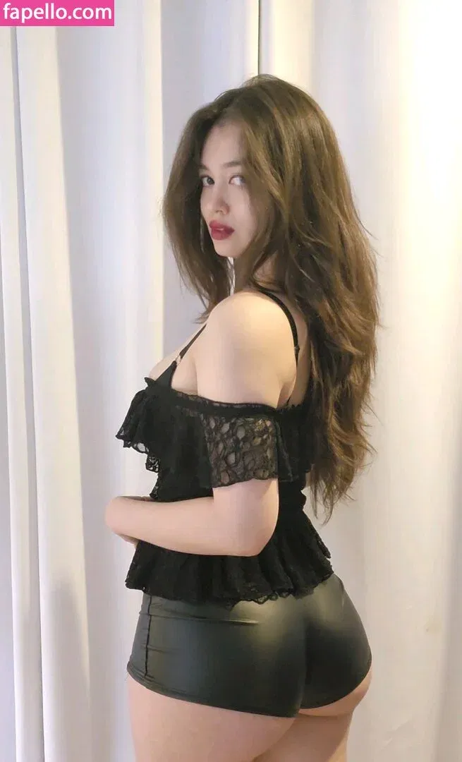 qilin.anh Onlyfans Photo Gallery 