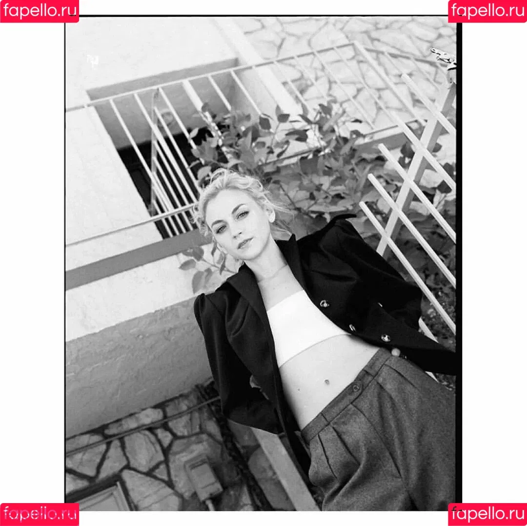Emily Kinney Onlyfans Photo Gallery 