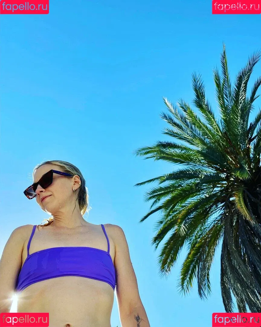 Emily Kinney Onlyfans Photo Gallery 