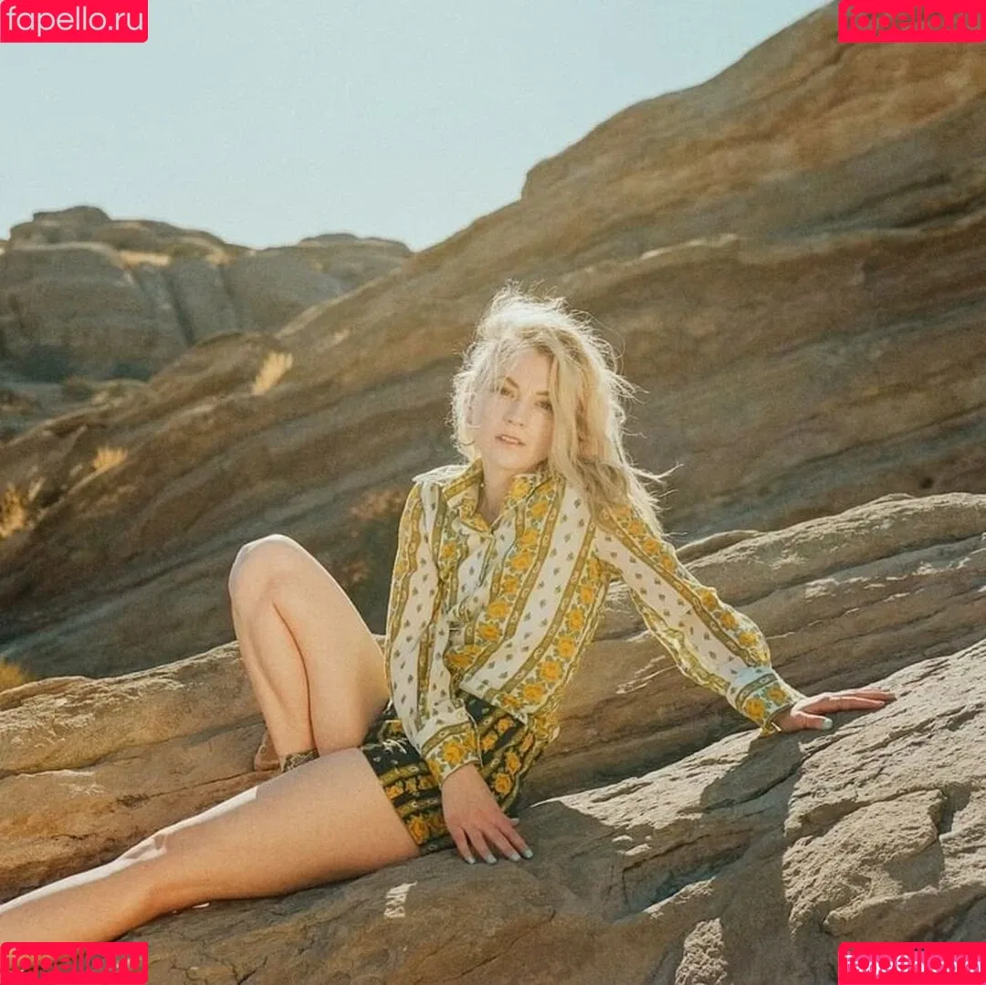 Emily Kinney Onlyfans Photo Gallery 